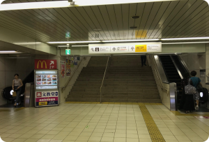 １.京王八王子駅の改札を出たら右に曲がり、出口２を出ます。