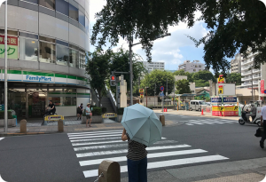 その先の、正面にファミリーマートがある横断歩道を渡ります。