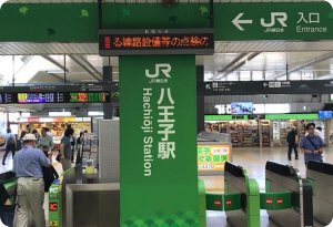 JR八王子駅の改札を出たら右に曲がり、北口に向かいます。