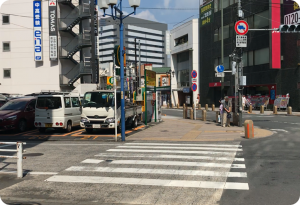 階段を降りたら直進し、横断歩道を渡り、「東放射線アイロード」を直進します。