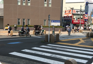 そして横断歩道を渡り赤い看板の「九州ラーメン」さんを左手にして直進します。