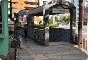 「京王八王子駅前横断地下道」を右手に左に曲がります。